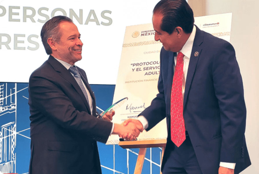 Banamex recibiendo la insignia Compromiso en la Atención a los Adultos Mayores por parte de la CONDUSEF.