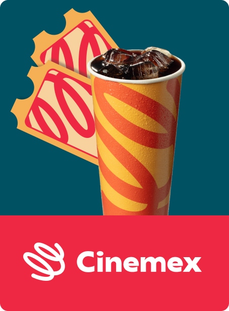Un par de boletos para el cine frente a un vaso de refresco con hielos y debajo se muestra el logo de Cinemex.