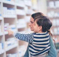 Madre con su hijo en una farmacia.