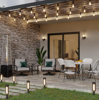 Diseño de patio moderno con pisos antideslizantes, fogatero y comedor de exterior iluminado.