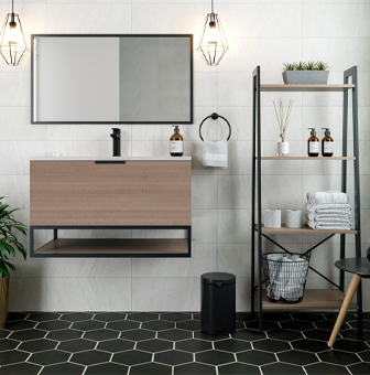 Pisos para baño modernos de azulejo hexagonal oscuro en contraste con muro claro.