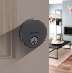 Cerrojo sencillo de seguridad para exterior con llave en acabado negro mate para refuerzo.