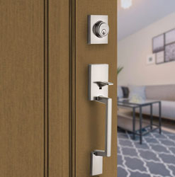 Cerradura de gatillo con cerrojo sencillo para puerta principal en níquel acabado satinado.