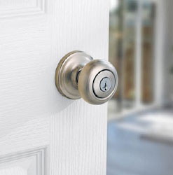 Cerradura o chapa de pomo para puerta de interior de metal redondeado y perilla de seguridad.