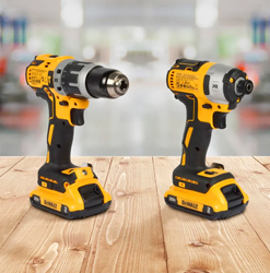 Combos de herramientas: taladro percutor y destornillador de impacto inalámbricos Dewalt sobre madera