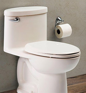 Inodoro (sanitario One-Piece) de una sola pieza con un diseño moderno de color hueso o marfil