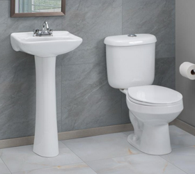 Paquete sanitario que incluye un lavabo de pedestal y un inodoro de diseño clásico en color blanco