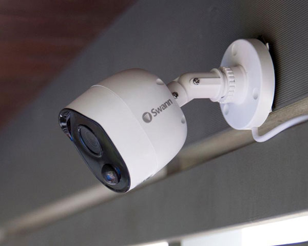 Cámara de seguridad inteligente Tapo: Diseño cilíndrico blanco, doble antena y lente frontal negro