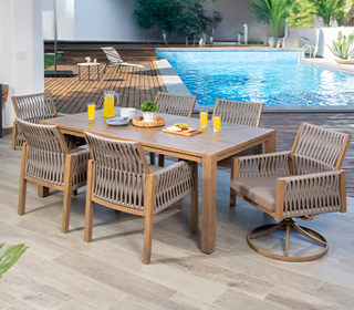 Comedor de exterior para seis personas en madera con sillas de cuerda tejida