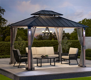 Gazebo de jardín estructura independiente con techo de metal y lados abiertos, cortinas y luces.