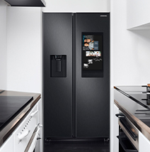 Refrigerador inteligente negro de dos puertas con pantalla digital en cocina moderna.