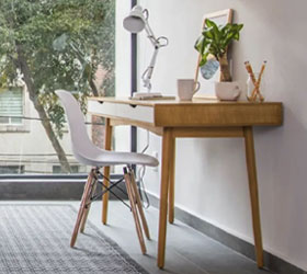 Muebles para oficina en casa y habitación gamer: escritorio de madera con silla blanca.