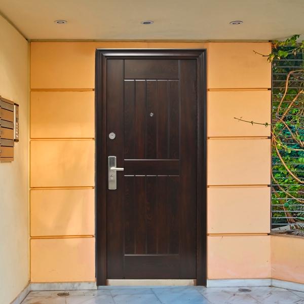 PUERTA EXTERIOR DE SEGURIDAD 16 PASADORES 96 X 213 CM DERECHA NOGAL TIPO MADERA