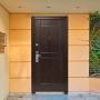 PUERTA EXTERIOR DE SEGURIDAD 16 PASADORES 96 X 213 CM DERECHA NOGAL TIPO MADERA