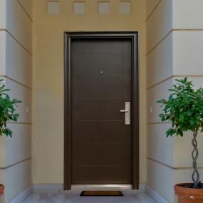 PUERTA EXTERIOR DE SEGURIDAD 13 PASADORES 96 X 213 CM IZQUIERDA EMBERO TIPO MADERA