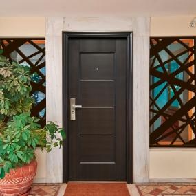 PUERTA EXTERIOR DE SEGURIDAD 13 PASADORES 96 X 213 CM DERECHA WENGUE TIPO MADERA