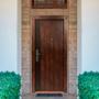 PUERTA EXTERIOR DE SEGURIDAD 13 PASADORES 96 X 213 CM DERECHA NOGAL ROJO