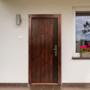 PUERTA EXTERIOR DE SEGURIDAD 13 PASADORES 96 X 213 CM IZQUIERDA NOGAL ROJO TIPO MADERA