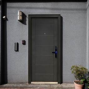 PUERTA EXTERIOR DE SEGURIDAD PRAGA 13 PASADORES CERRADURA DIGITAL 96 X 213 CM IZQUIERDA NEGRO