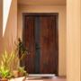 PUERTA EXTERIOR DE SEGURIDAD 15 PASADORES CERRADURA DIGITAL 120X213CM DERECHA NOGAL ROJO TIPO MADERA