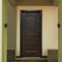 PUERTA EXTERIOR DE SEGURIDAD 13 PASADORES CON CERRADURA DIGITAL 96X213CM IZQUIERDA WENGUE TIPOMADERA