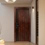 PUERTA EXTERIOR DE SEGURIDAD 13 PASADORES CON CERRADURA DIGITAL 96 X 213 CM DERECHA NOGAL