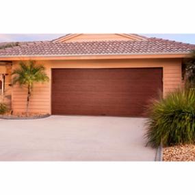PUERTA GARAGE MODERNA A RAYAS NOGAL 5.49 X 2.44 M