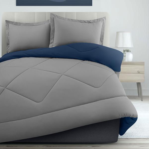 SET DE EDREDÓN CON FUNDAS DECORATIVAS OKAI MATRIMONIAL A DOBLE VISTA 3 PIEZAS GRIS CLARO INDIGO.