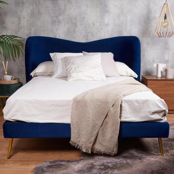 Cama Matrimonial con Cabecera Azul en Terciopelo. Rellena de Hule Espuma. Estructura de Madera