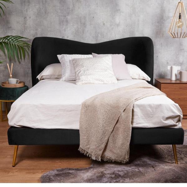 Cama Matrimonial con Cabecera Negra en Terciopelo. Rellena de Hule Espuma. Estructura de Madera