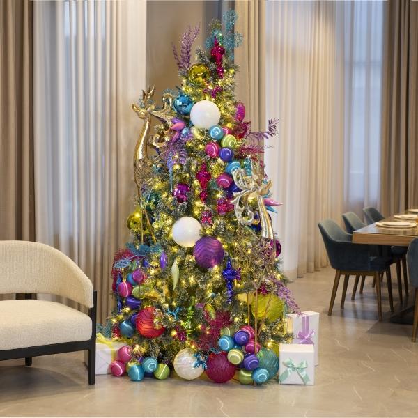 ÁRBOL DE NAVIDAD GRAND DUCHESS 2.28 M NEVADO CON LUCES LED 3271 RAMAS 2250 FOCOS