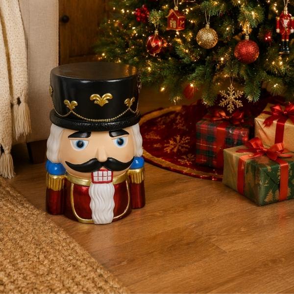 ADORNO NAVIDEÑO TABURETE CASCANUECES RESINA 45 CM