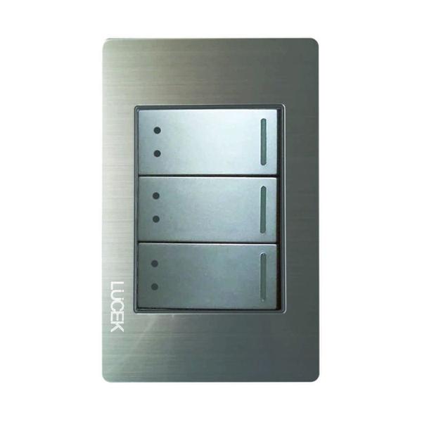 PLACA METÁLICA CON 3 INTERRUPTORES DE ESCALERA DE 1 MÓDULO PLATEADO