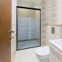 CANCEL PARA BAÑO CORREDIZO DOBLE PERFIL NEGRO VIDRIO ESMERILADO FRANJAS 145 X 187 CM ALUMINIO