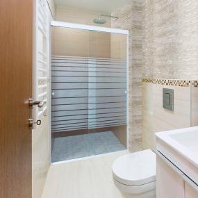 CANCEL PARA BAÑO CORREDIZO DOBLE PERFIL BLANCO VIDRIO ESMERILADO FRANJAS 150 X 187 CM ALUMINIO