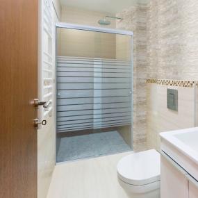 CANCEL PARA BAÑO CORREDIZO DOBLE PERFIL PLATA VIDRIO ESMERILADO FRANJAS 150 X 187 CM ALUMINIO