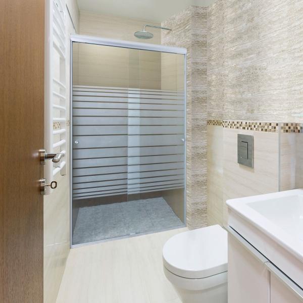 CANCEL PARA BAÑO CORREDIZO DOBLE PERFIL PLATA VIDRIO ESMERILADO FRANJAS 111 A 115 X 187 CM ALUMINIO