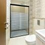 CANCEL PARA BAÑO CORREDIZO DOBLE PERFIL NEGRO VIDRIO ESMERILADO 116 A 120 X 187 CM ALUMINIO