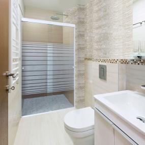 CANCEL PARA BAÑO CORREDIZO DOBLE PERFIL BLANCO VIDRIO ESMERILADO FRANJAS 131 A 135 X 187 CM ALUMINIO