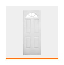 Puerta de acero color blanco con cuatro tableros y medio abanico de tragaluz superior