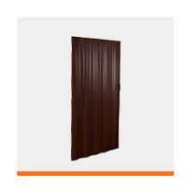 Puerta plegable de tipo acordeón en color café oscuro, fabricada en láminas verticales de PVC.