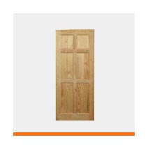 Puerta sólida de madera natural clara (tono pino o roble claro) con diseño clásico de seis paneles 